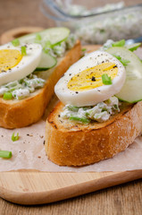 Open sandwich with vegetables