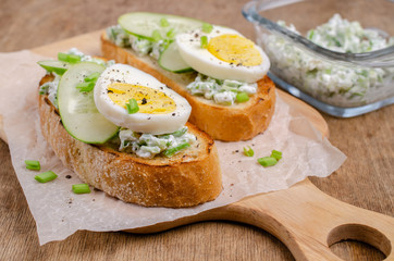 Open sandwich with vegetables