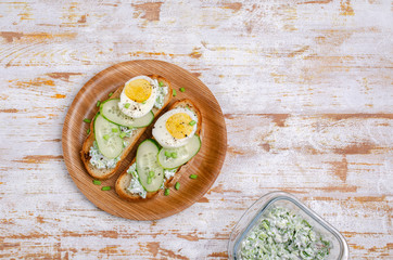 Open sandwich with vegetables