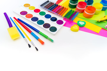 Naklejka premium School accessories are laid out in the form of a rainbow. white background. Copy space.