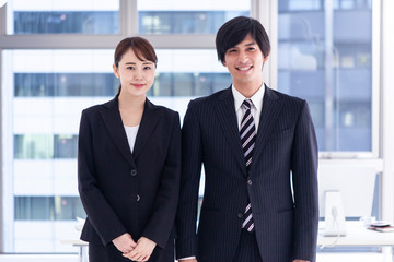 爽やかな雰囲気の会社員二人のポートレート
