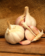 knoblauch auf sackleinen