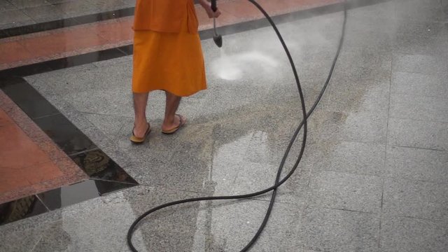 HD 1080p super slow Spray water to clean the floor