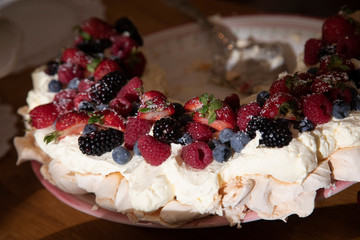 Pavlova cake with raspberries and blueberries