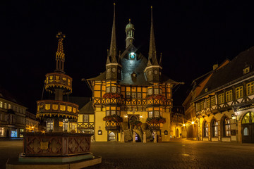 Fototapeta na wymiar Rathaus Wernigerode bei Nacht