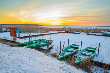 Лодки на зимнем закате