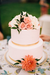 Obraz na płótnie Canvas beautiful elegant wedding cake with flowers