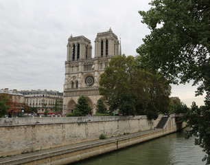 Fototapeta na wymiar Notre Dame de Paris and Seine River