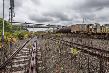 Obraz premium cargo trains stopped on old railroad in abandoned industrial site
