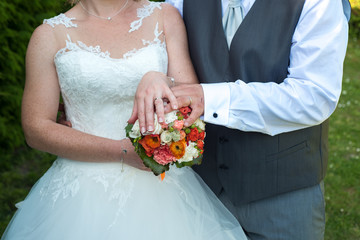 Alliances mariage, bague au doigt