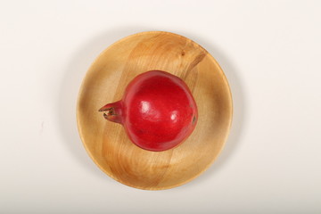 тарелка из дерева с фруктом стоит на белом фоне  © Anna81