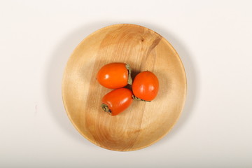 тарелка из дерева с фруктом стоит на белом фоне  © Anna81