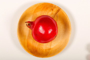 тарелка из дерева с фруктом стоит на белом фоне  © Anna81
