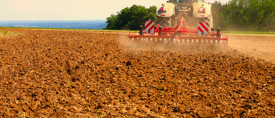 feld pflügen