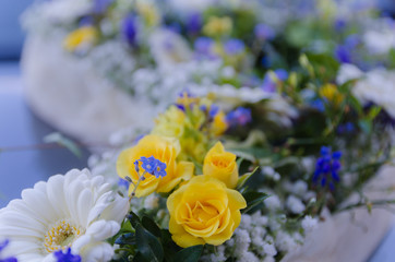 Schöne Nahaufnahme von einem Tischgesteck voller Blumen