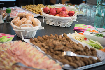 Reichhaltiges Buffet mit abwechslungsreicher Auswahl für jeden Geschmack