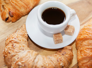 café noir et viennoiserie croissant