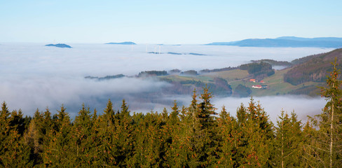 Blick vom Hünersedelturm in Freiamt auf die im Nebel liegende Rheinebene