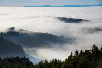 Obraz premium Blick vom Hünersedelturm in Freiamt auf die im Nebel liegende Rheinebene