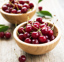  Bowls with cherries