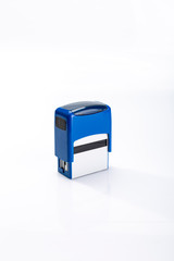 Pieczątka podłużna. Mechanizm pieczątki na białym tle.