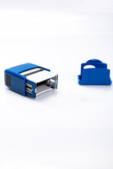 Pieczątka biurowa. Mechanizm pieczątki na białym tle.