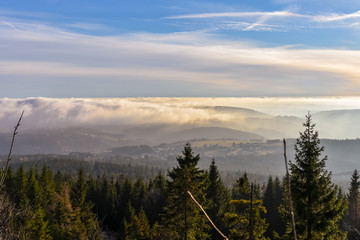 Nebel in der Bergen mit Sonnenschein im Herbst