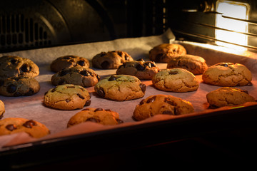 Bandeja de galletas con pepitas de chocolate metidas en el horno