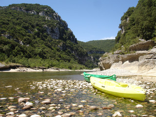 Fototapeta na wymiar Location canoë Ardèche, Gorges de l'Ardèche