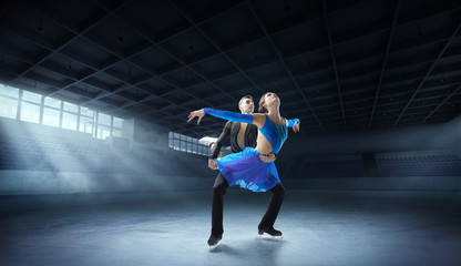 Obraz na płótnie Canvas Figure skating couple