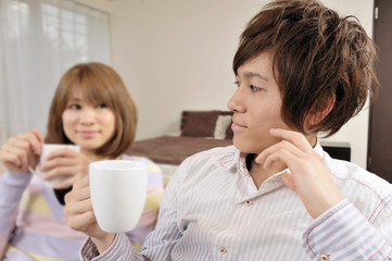 コーヒーを飲みながら語らうカップル