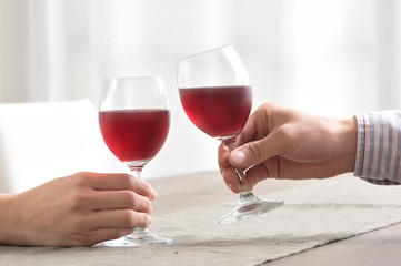 乾杯するカップルの手