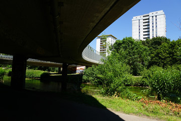 Hochhäuser mit Brücke in Karlsuhe