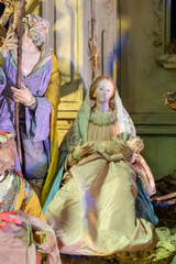 Elegante crèche de Noël ancienne avec des santons de provence de style rococo et baroque
