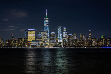 Fototapeta na wymiar One World Trade Center bei Nacht