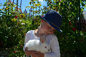 Мальчик и зайчик