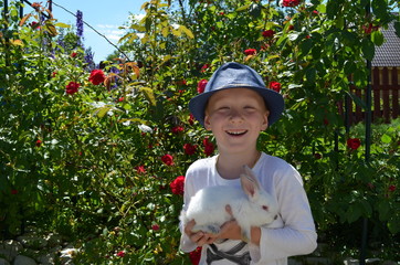 Мальчик и зайчик