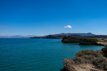 Fototapeta premium Kü+stenlinie auf Korfu mit Blick auf Albanien
