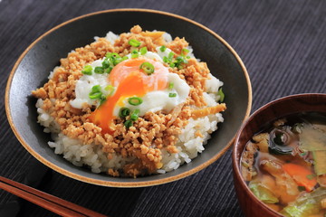 鶏そぼろ丼
