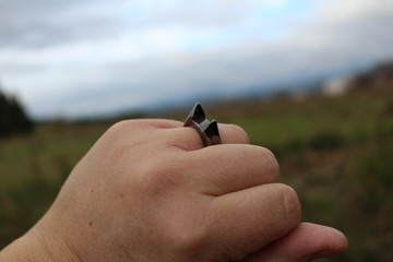 main et bague punk