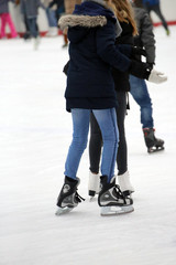 Fototapeta premium Schlittschuhlaufen auf der Eisbahn