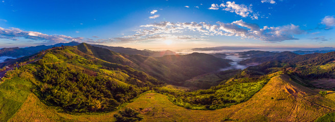 Fototapeta premium Piękny panorama powietrza widok góry zadzwonił z drogi hightway w czasie wschodu słońca.