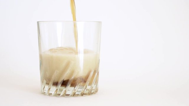 boisson gazeuse vers&eacute;e dans un verre