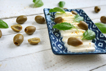  Mozzarella, zielone oliwki i liście bazylii