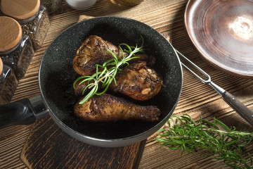 Fried chicken drumsticks with chips.