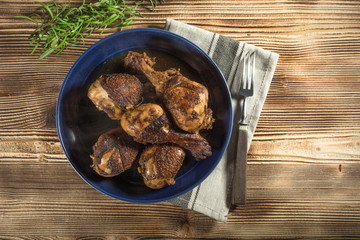 Fried chicken drumsticks with chips.
