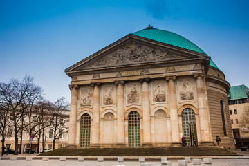 Obraz premium St. Hedwig's Cathedral located at on the Bebelplatz in a cold end of winter day