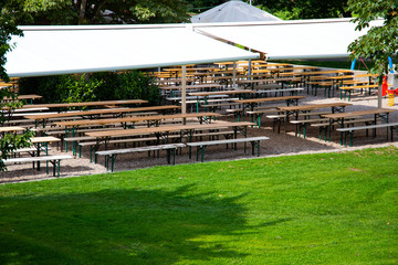 leerer Biergarten im Sommer