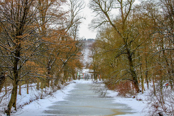 Winterliche Stimmung mit Eisdecke auf dem Kanal im Schloßpark von Hildburghausen