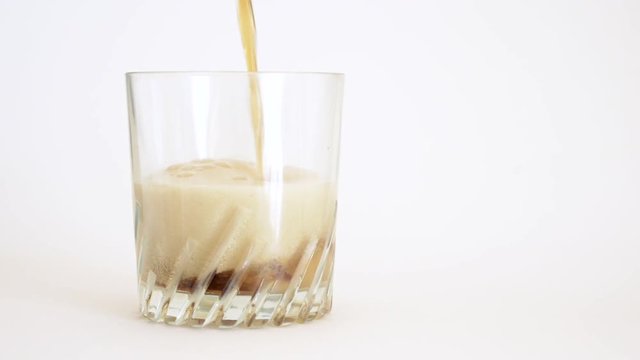 boisson gazeuse vers&eacute;e dans un verre